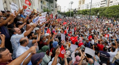 Tunis, Tunisie – Les partis politiques et les groupes de la société civile rejettent le “monopole du pouvoir” du président Kais Saied, exigeant le droit de décider de l’avenir de leur pays