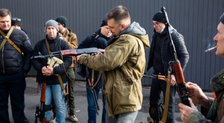 L’armée ukrainienne dit aux civils de construire des barricades et d’utiliser des cocktails Molotov pour arrêter les troupes russes