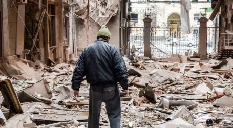L’armée russe encercle les villes ukrainiennes ; raids aériens meurtriers sur Dnipro